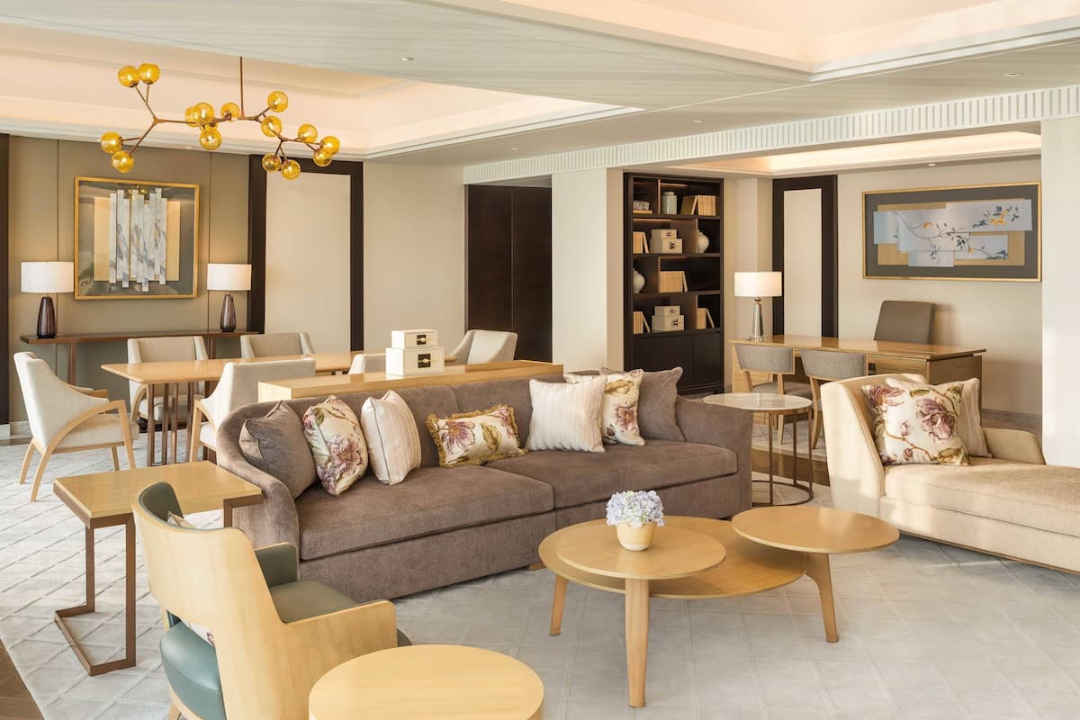 Club suite, 1 slaapkamer | Luxe beddengoed, donzen dekbedden, een minibar, een kluis op de kamer