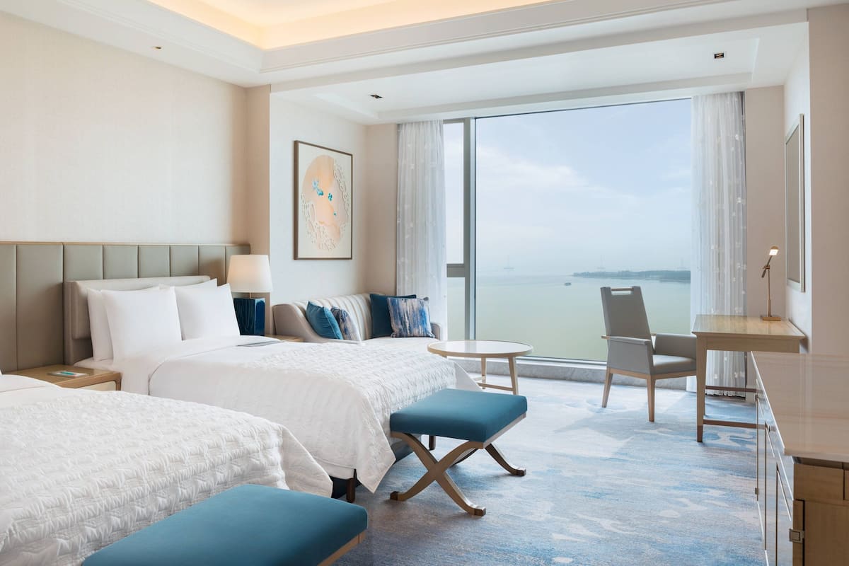 Luxe beddengoed, donzen dekbedden, een minibar, een kluis op de kamer