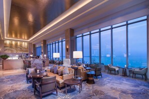 Lobby-Lounge, Blick auf den Garten, täglich geöffnet