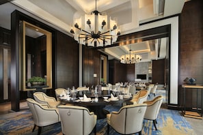 3 restaurants; breakfast, lunch and dinner served 