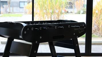 Een zwarte trainingsmachine met de merknaam "MATCH" in een ruimte met grote ramen.
