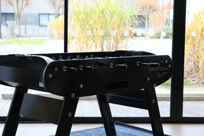 Una máquina de ejercicio negra con el nombre de marca "MATCH" en una habitación con ventanas amplias.