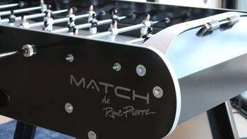 Une table de baby-foot portant la marque « MATCH de Rene Pierre » sur le côté.