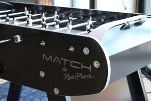 Una mesa de fútbol de mesa con el nombre de marca 'MATCH de Rene Pierre' en el lateral.