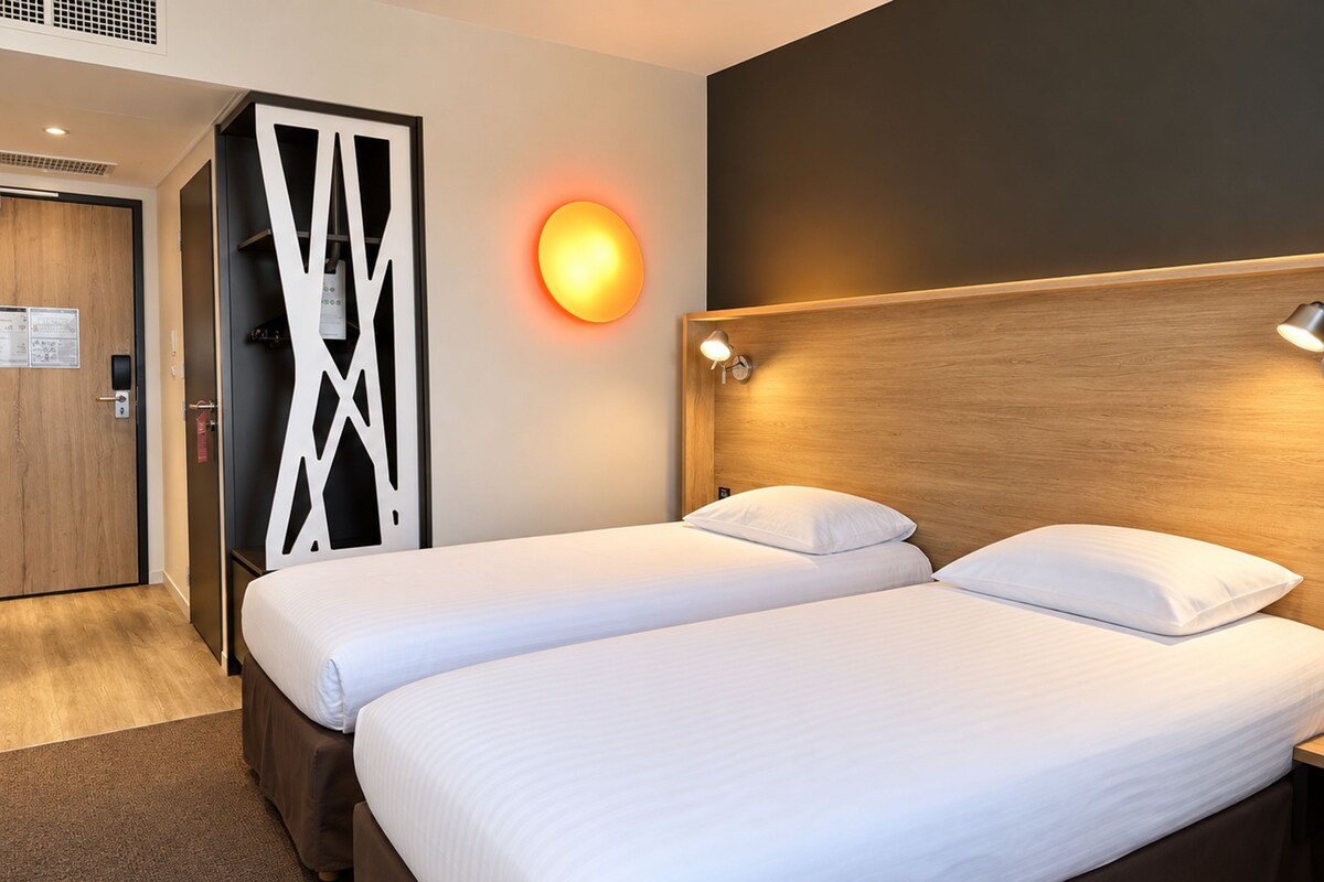 Habitación estándar, 2 camas individuales | Ropa de cama de alta calidad y escritorio