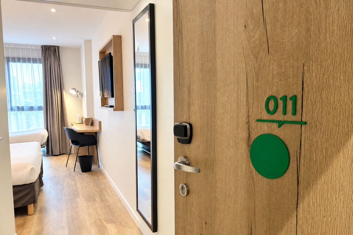 Habitación estándar, varias camas | Ropa de cama de alta calidad y escritorio