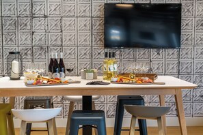 Lounge - Campanile PRIME - Laval Nord (Change)