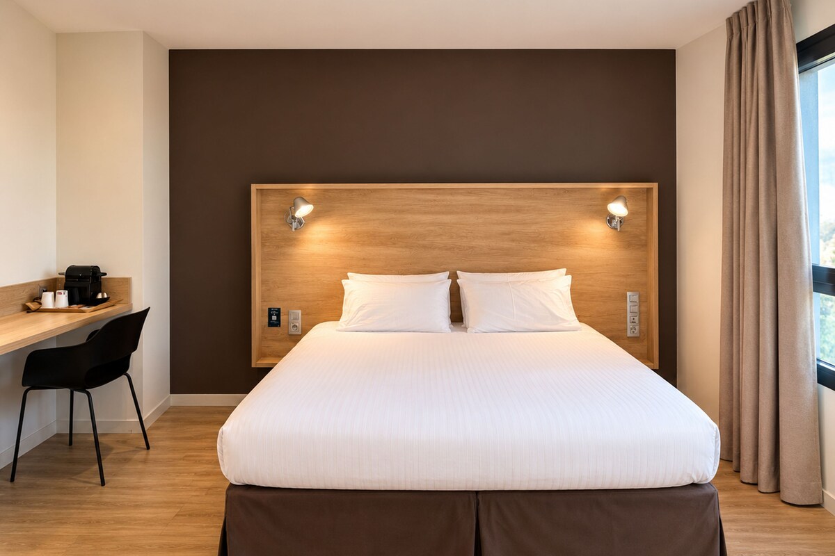 Habitación superior, varias camas | Ropa de cama de alta calidad y escritorio
