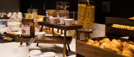Colazione a buffet, servita tutte le mattine (15 EUR a persona)