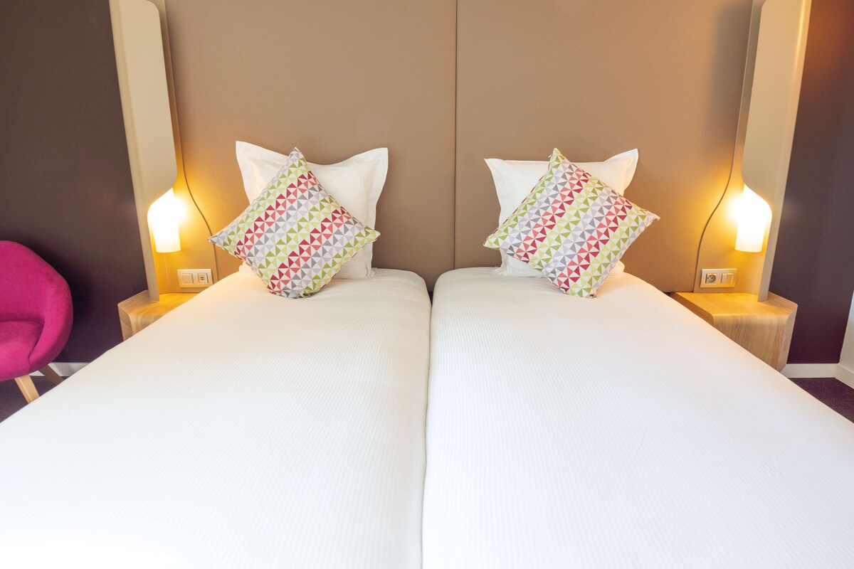 Habitación estándar, 2 camas individuales | Ropa de cama de alta calidad, escritorio y cortinas blackout