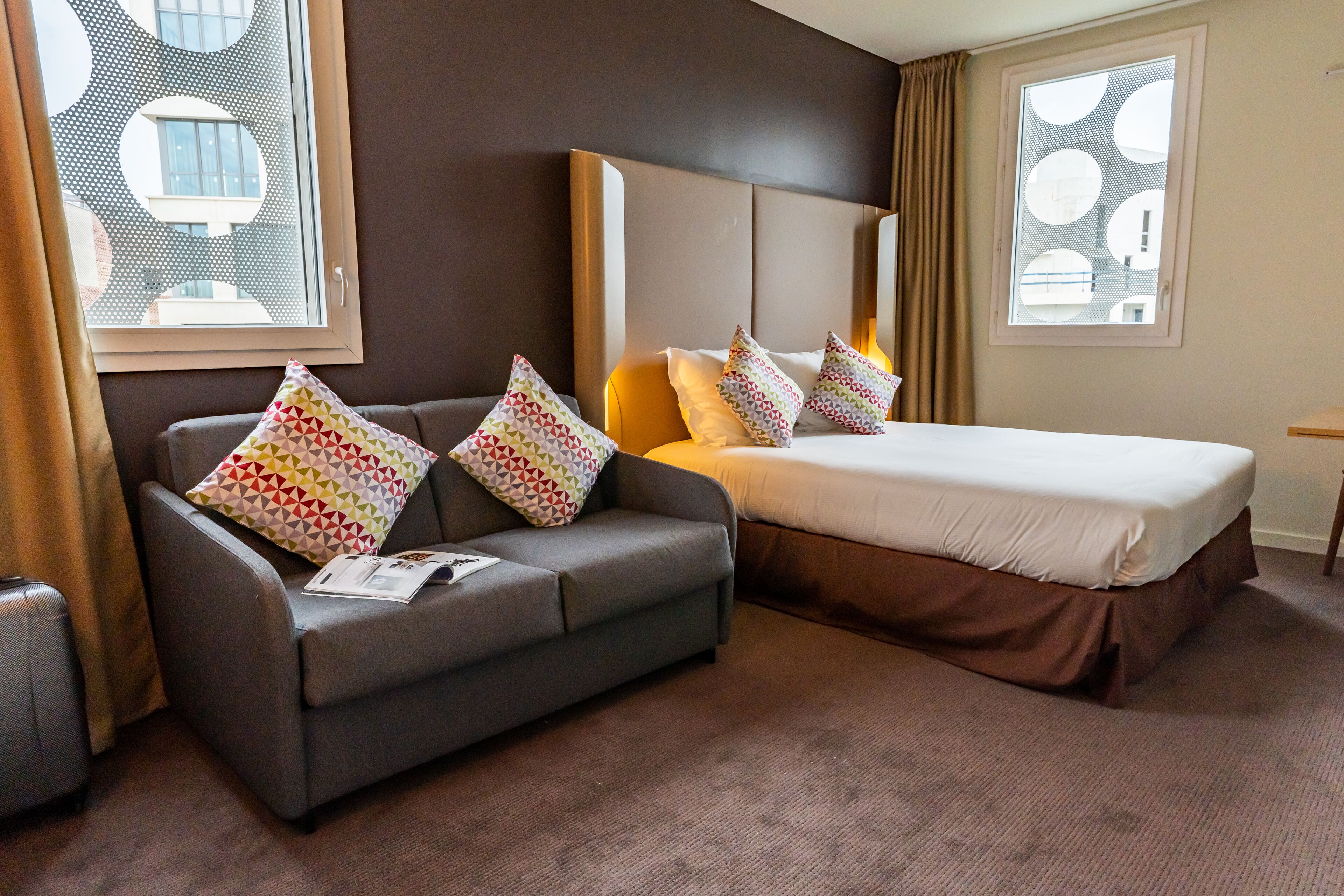 Sengetøy av topp kvalitet, skrivebord, blendingsgardiner og lydisolert