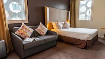 Sengetøy av topp kvalitet, skrivebord, blendingsgardiner og lydisolert