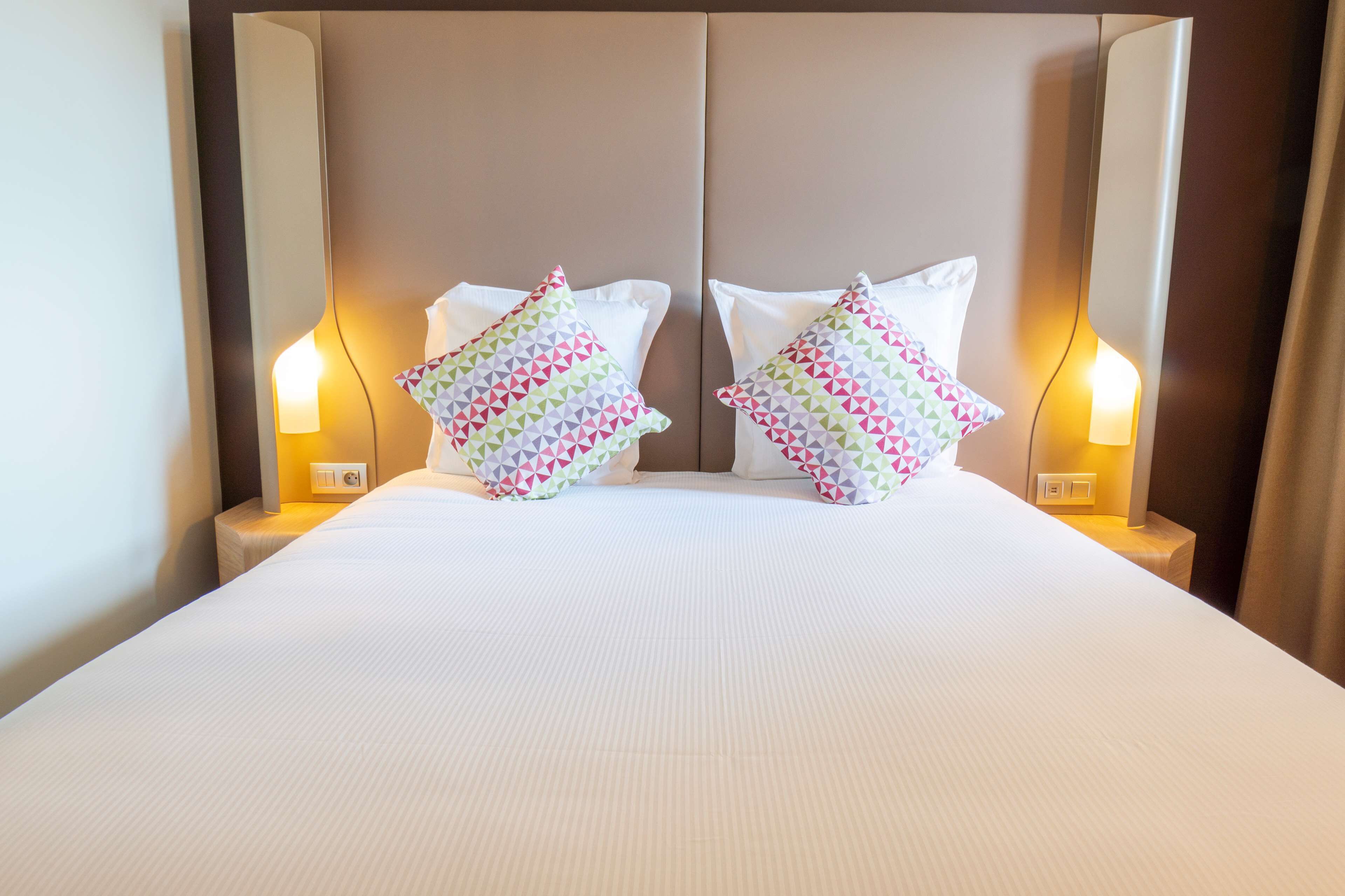 高級寝具、デスク、遮光カーテン、防音設備