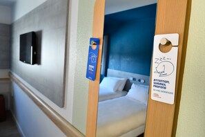 Standard Room, 2 Single Beds | Desk, blackout curtains, soundproofing, iron/ironing board - ibis budget le Havre Centre (Le Havre)