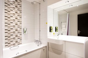 Bathroom - Premier Inn Manchester Salford Media City (Salford)
