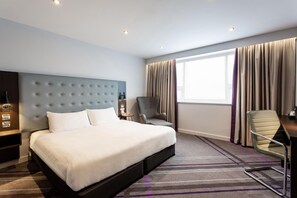 Superior Double Room | Bed sheets - Premier Inn Manchester Salford Media City (Salford)