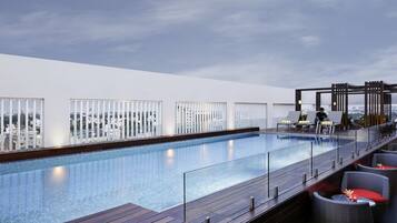 Utendørsbasseng, bassengparasoller og solsenger