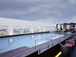 Piscine extérieure, parasols de plage, chaises longues