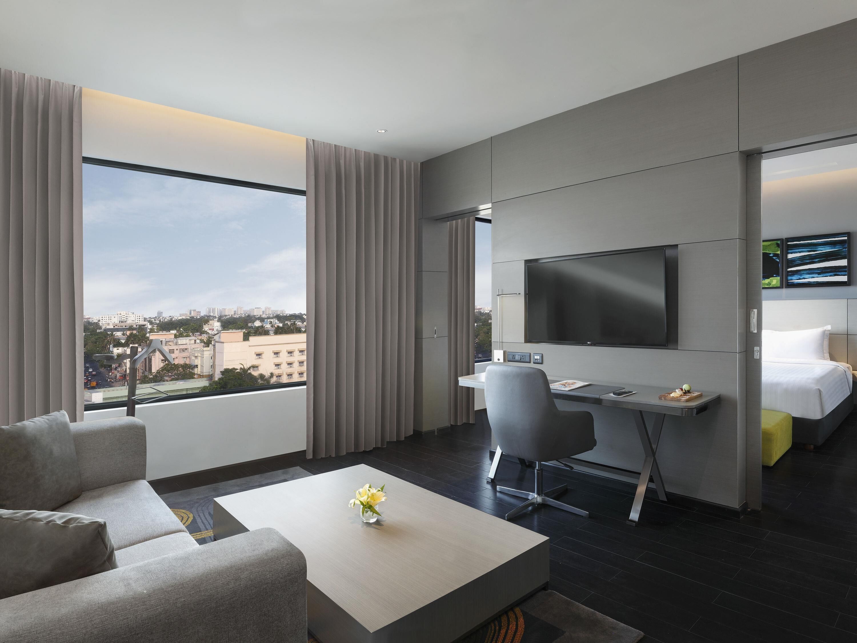 Luxury Suite, Bathtub (Separate Living Room) | Bar mini, peti besi dalam bilik, meja, langsir/tirai gelap terus 