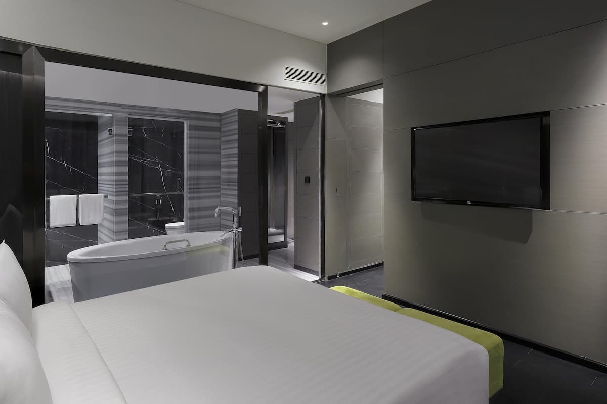 Luksussuite, badekar (Separate Living Room) | Minibar, safe på rommet, skrivebord og blendingsgardiner