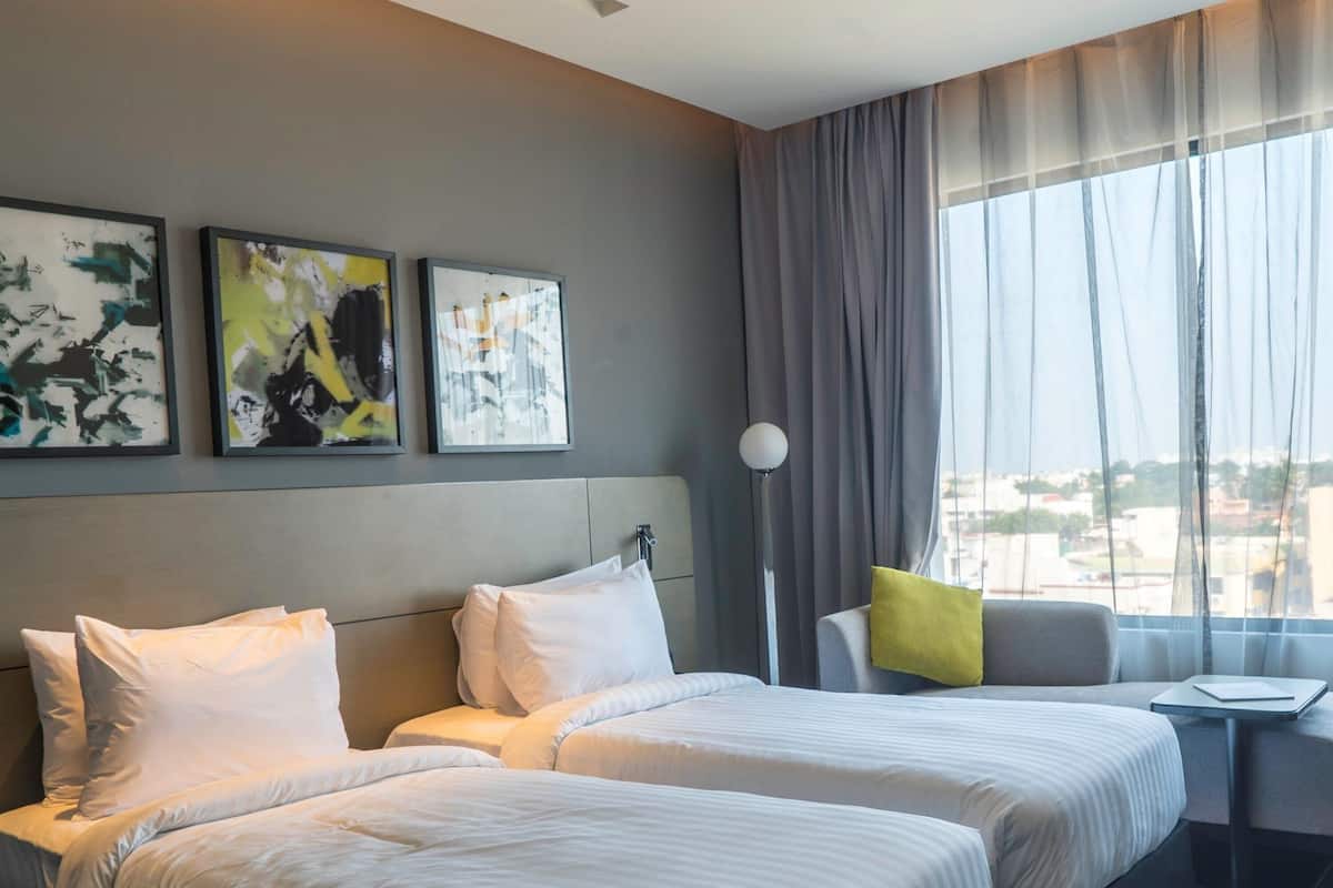 Minibar, safe på rommet, skrivebord og blendingsgardiner