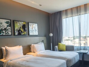 Minibar, brankas, meja kerja, dan tirai kedap cahaya
