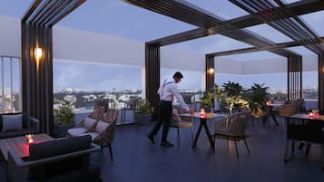 2 من المطاعم، حيث تُقدم وجبات الإفطار، الغداء، العشاء، الأطباق العالمية