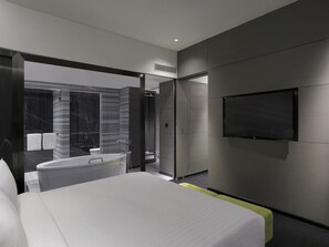 Minibar, coffres-forts dans les chambres, bureau, rideaux occultants