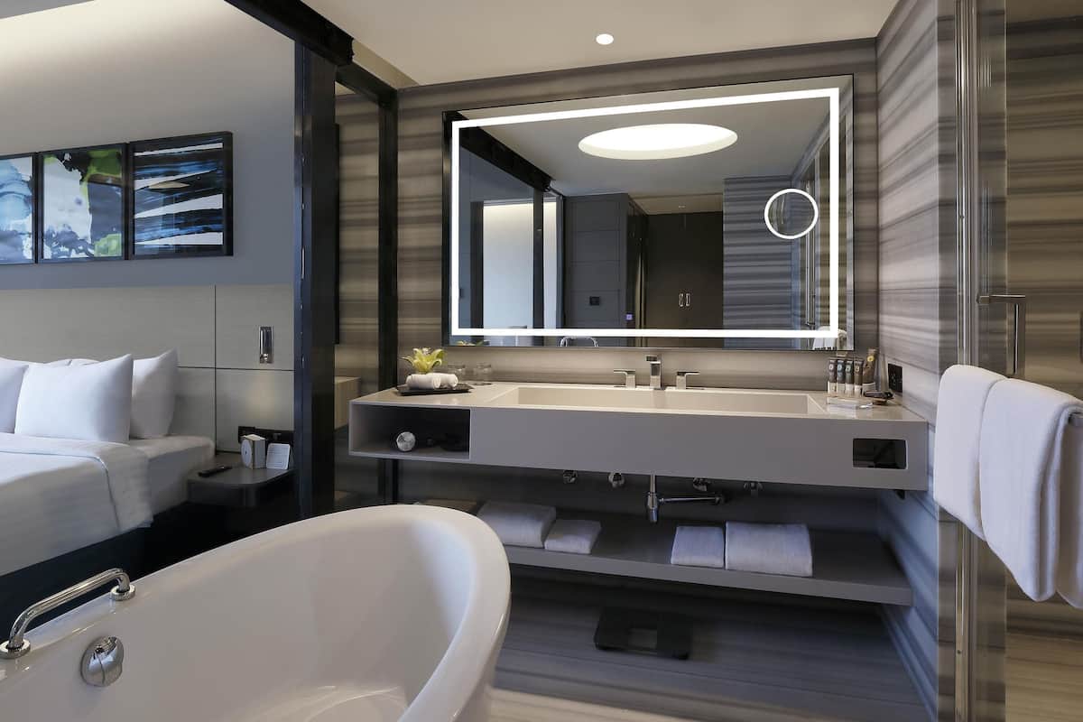 Suite de luxe, banyera (Separate Living Room) | 1 dormitori, minibar, caixa forta a l'habitació i escriptori