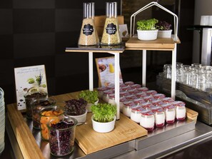 Daily buffet breakfast for a fee - Novotel Chennai Chamiers Road Hotel (Chennai)