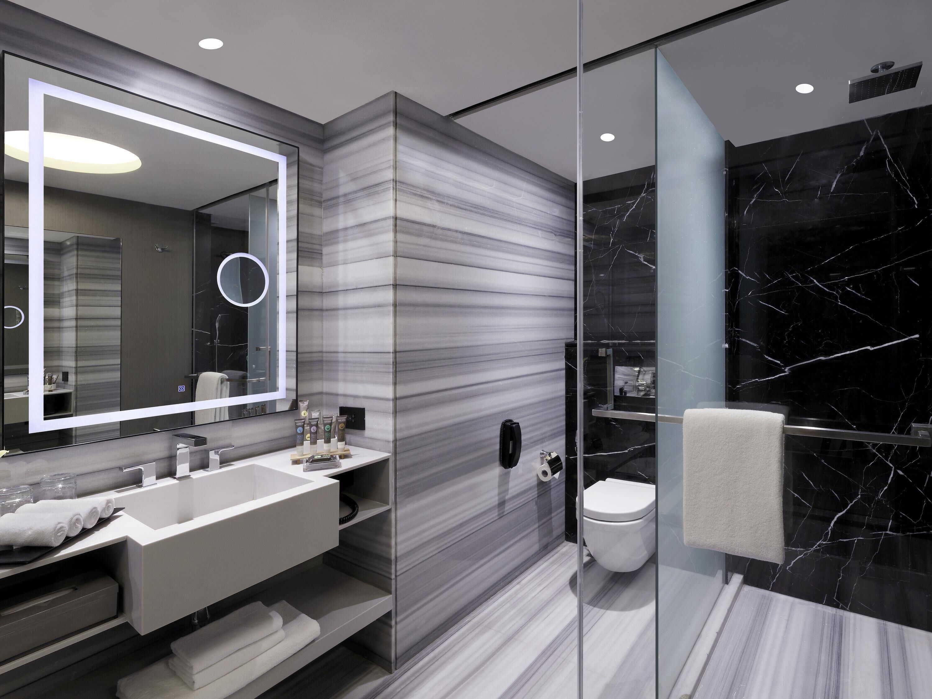 Minibar, safe på rommet, skrivebord og blendingsgardiner