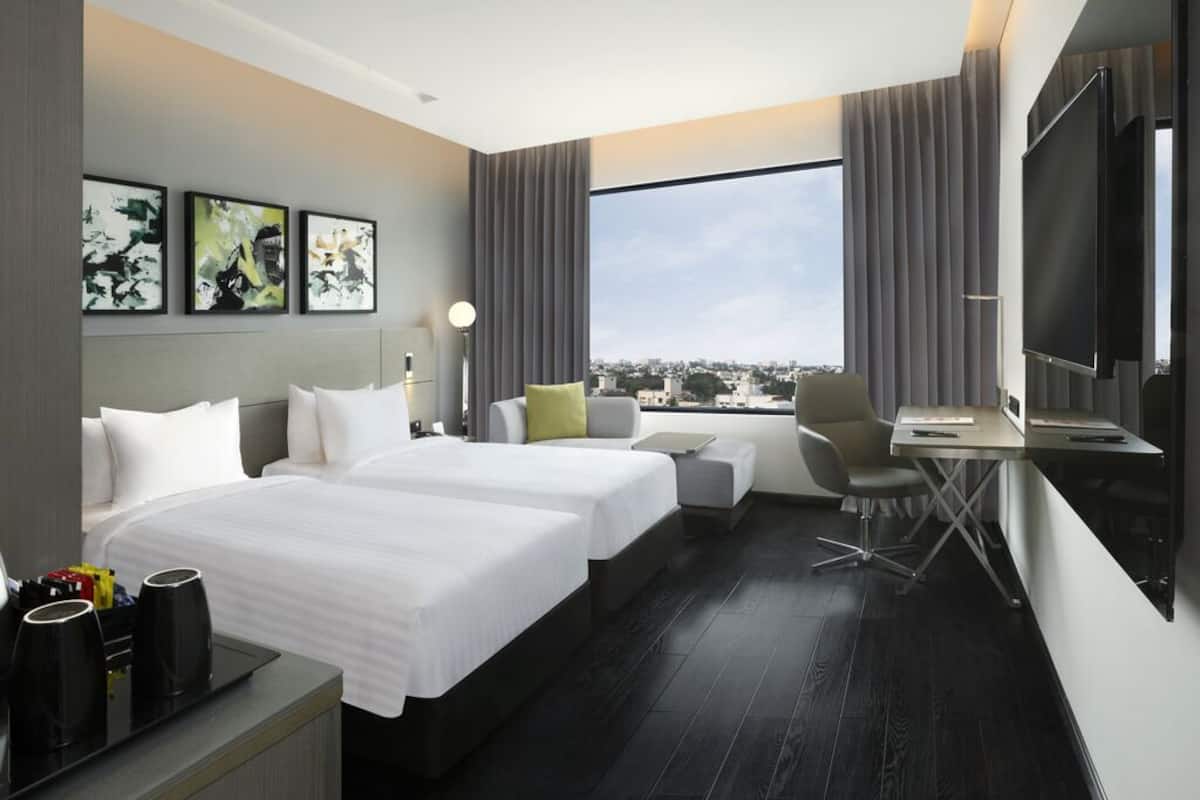 Habitación superior, 2 camas individuales | Minibar, caja de seguridad en la habitación y escritorio