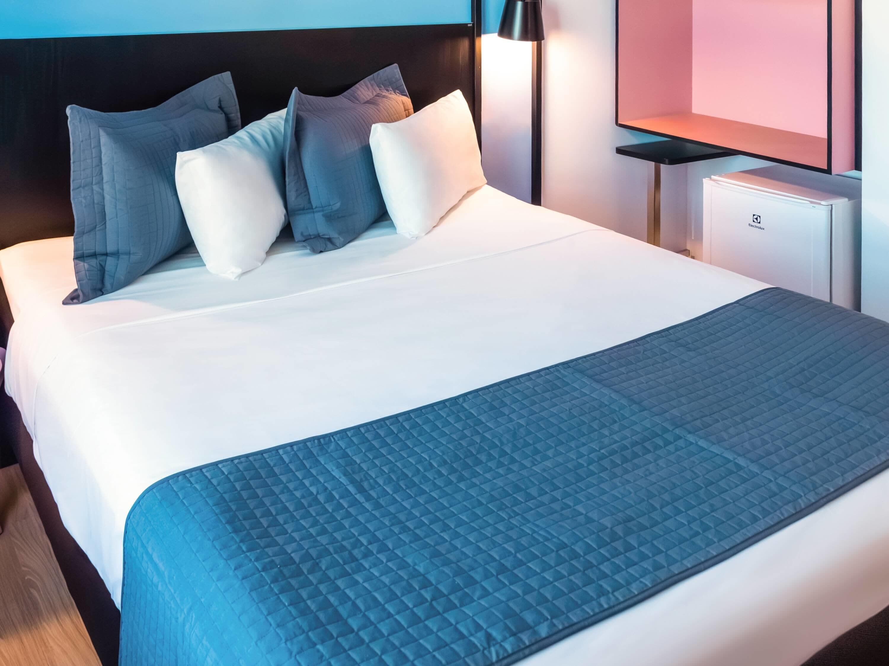 Caja de seguridad en la habitación, escritorio y cortinas blackout 