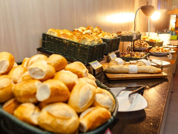 A buffet with various breads and pastries. - ibis Styles Goiania Marista (Goiania)