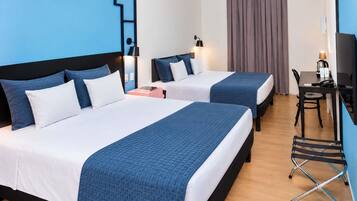 Une chambre d’hôtel avec deux lits, un bureau, une chaise et un téléviseur.