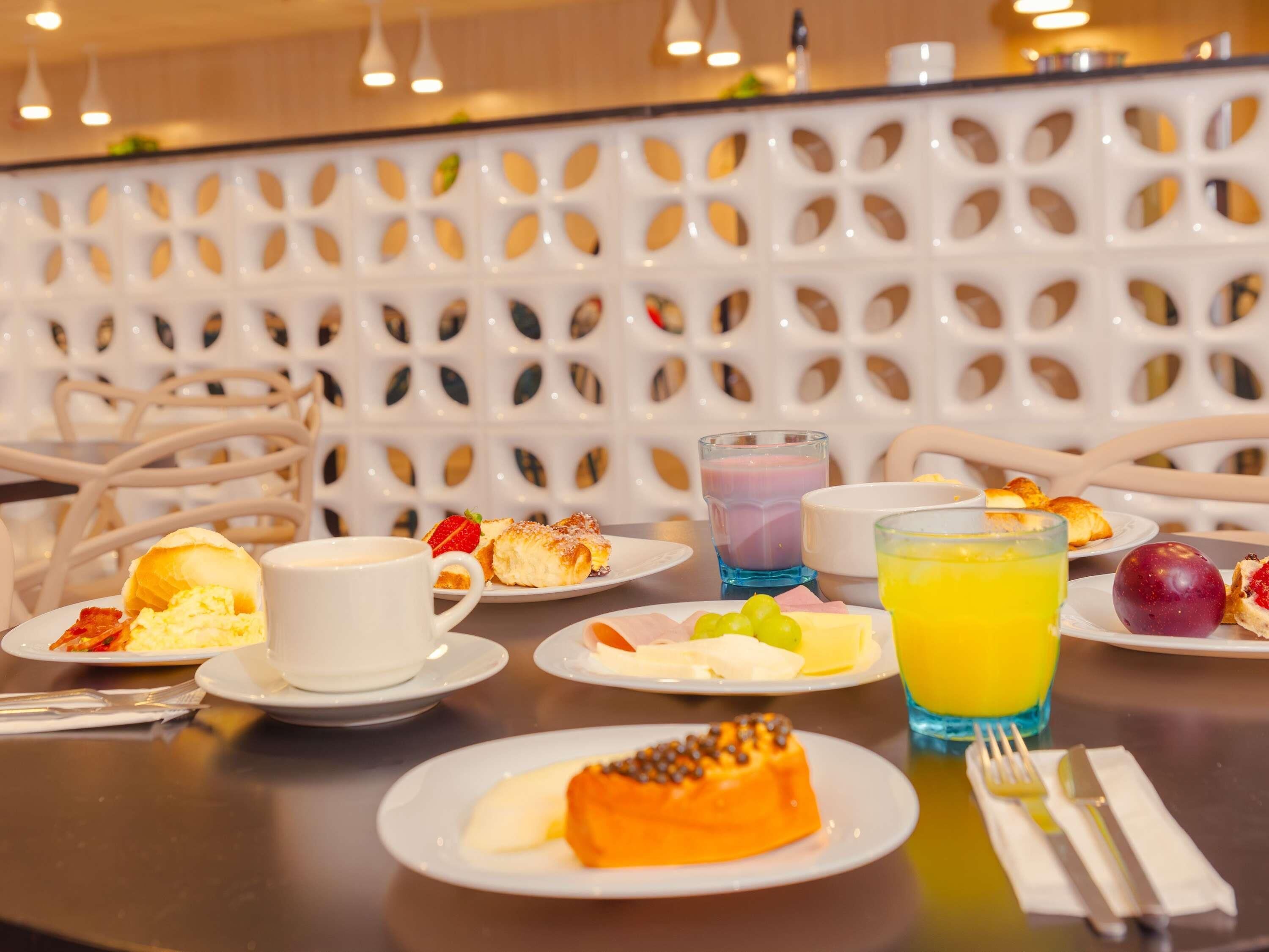 بوفيه فطو ر يوميًا بتكلفة قدرها (55.00 BRL للشخص)