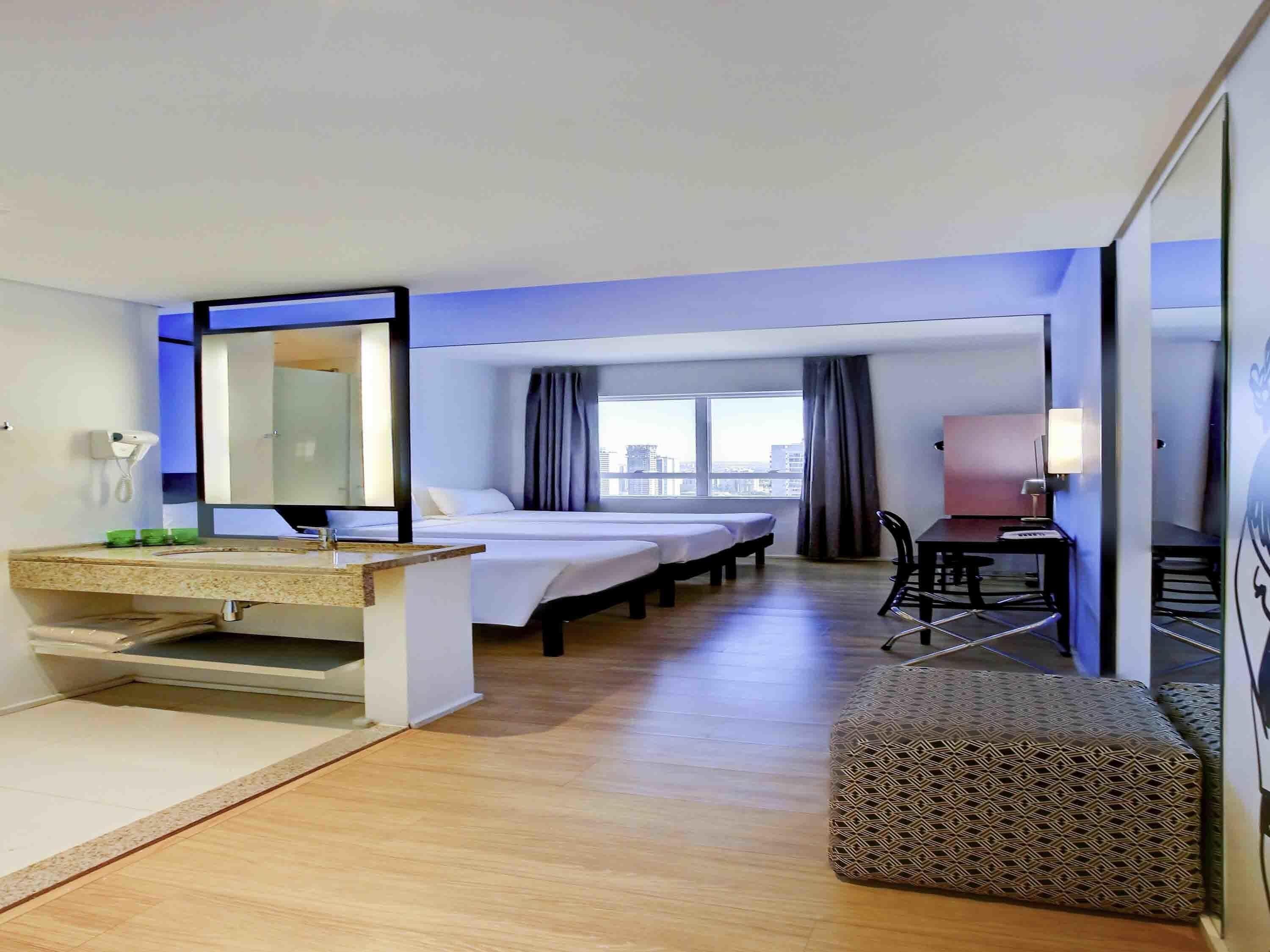 Caja de seguridad en la habitación, escritorio y cortinas blackout 