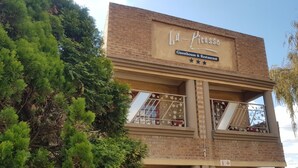A building with a sign reading "La Picasso Guesthouse & Restaurant" and a balcony with decorative railings. - La Picasso Guesthouse (Ermelo)