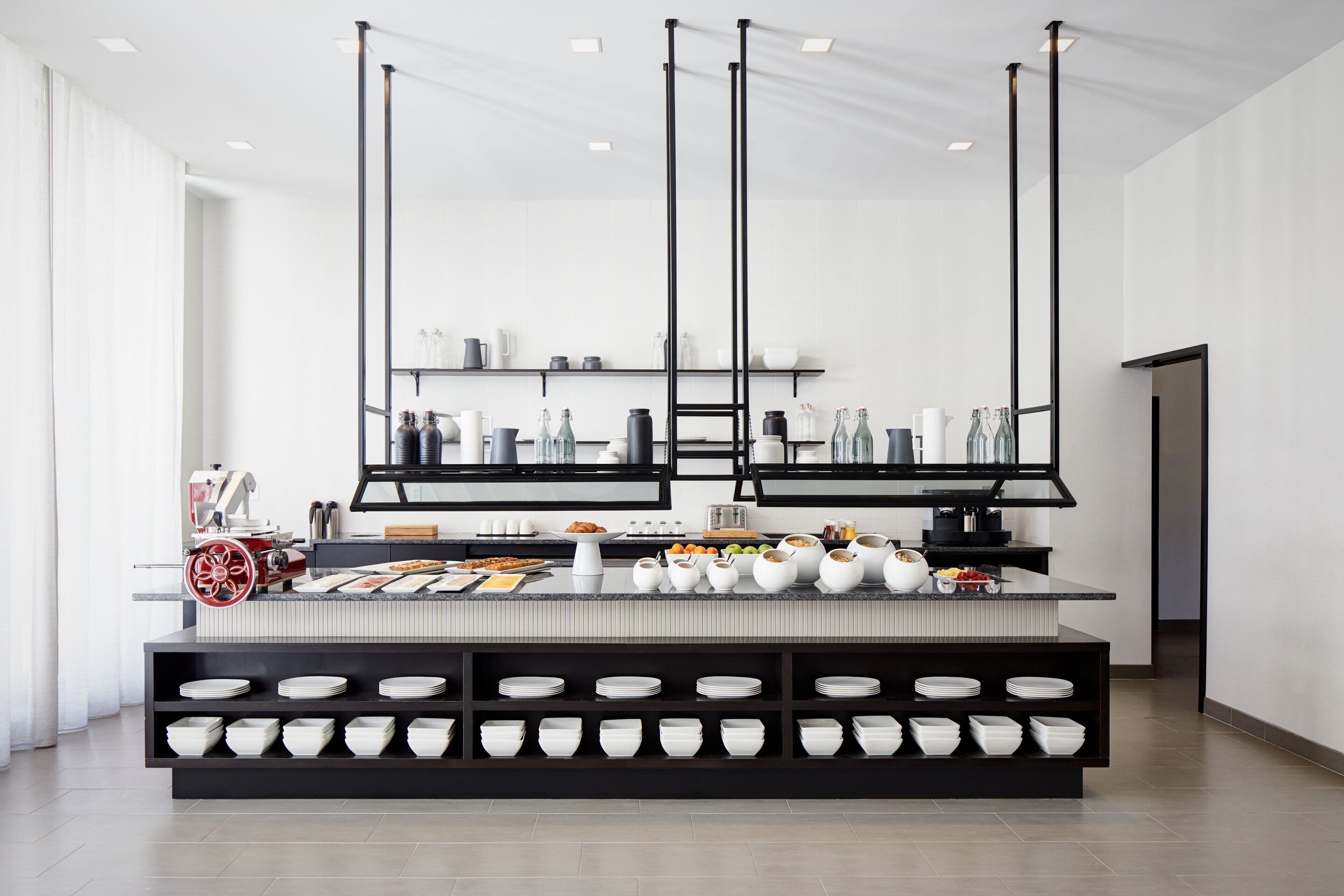 每日供应自助式早餐（每人 USD 18.00）