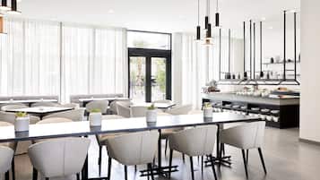 Desayuno buffet diario (USD 18.00 por persona)