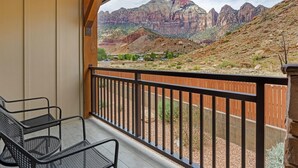 Un balcon donnant sur un paysage montagneux.