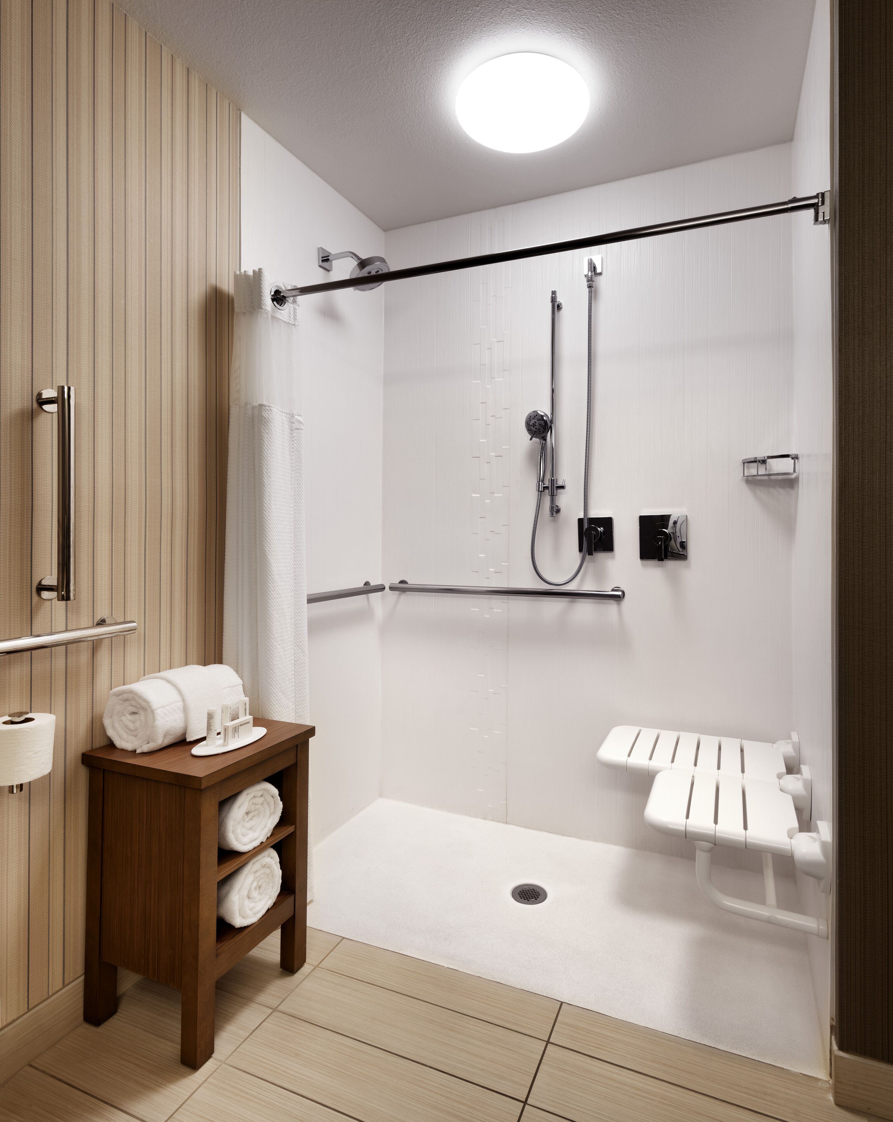 combined shower/bathtub, hair dryer, towels