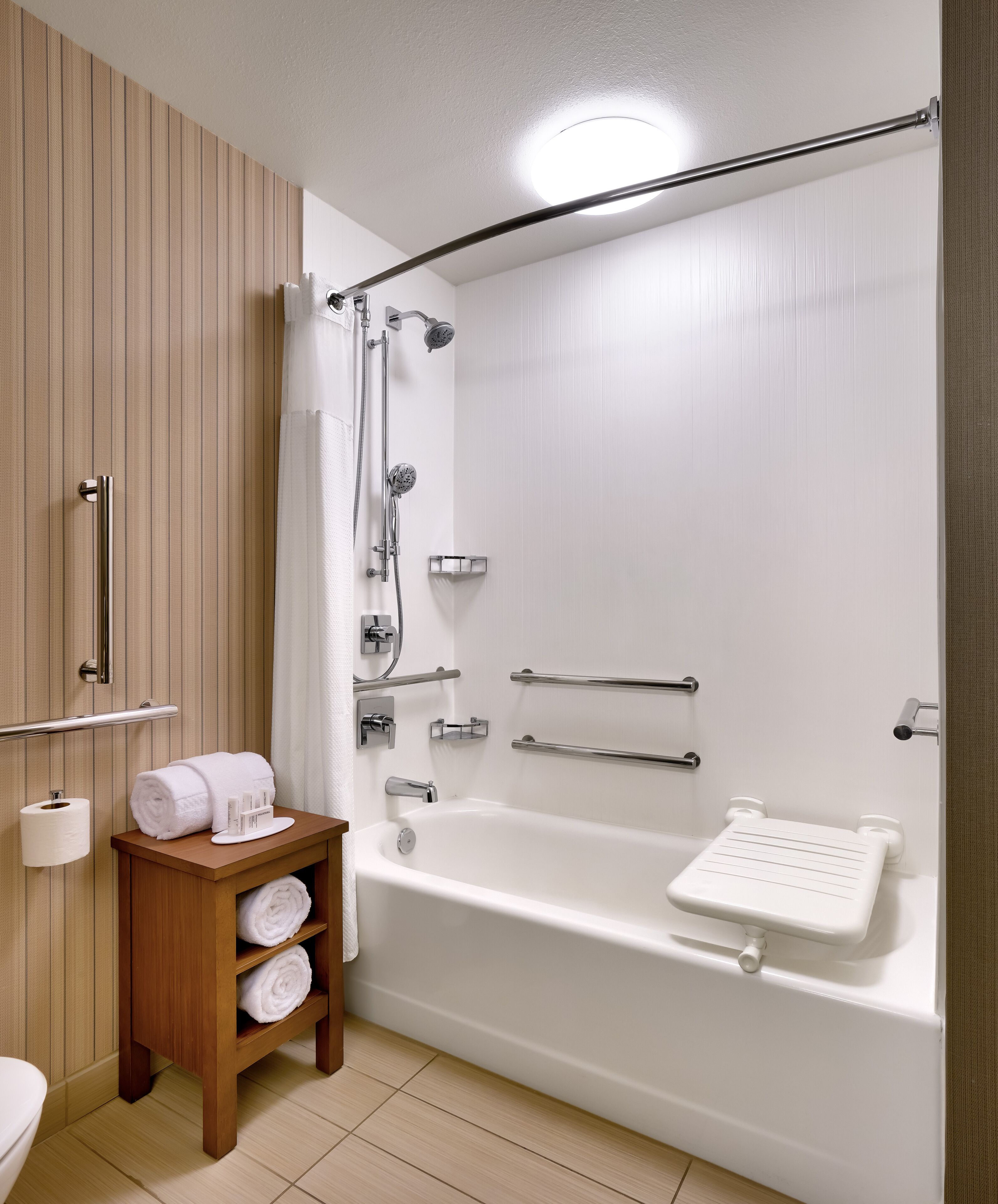combined shower/bathtub, hair dryer, towels
