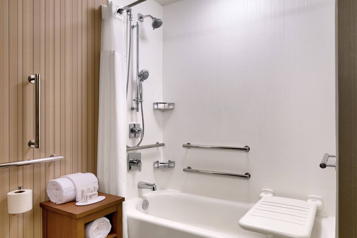 combined shower/bathtub, hair dryer, towels