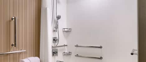 Une salle de bain moderne équipée d’une baignoire, d’une douche et de toilettes.