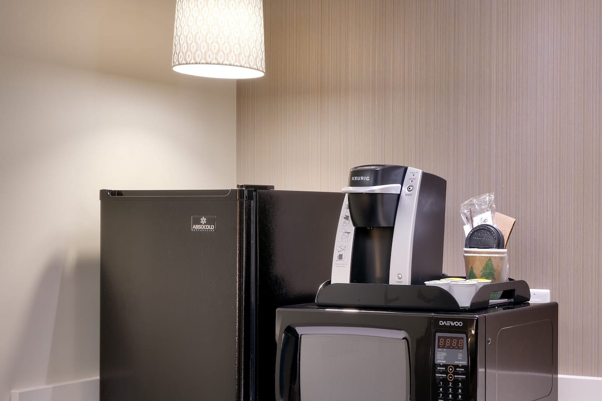 1 bedroom, premium bedding, desk, laptop workspace