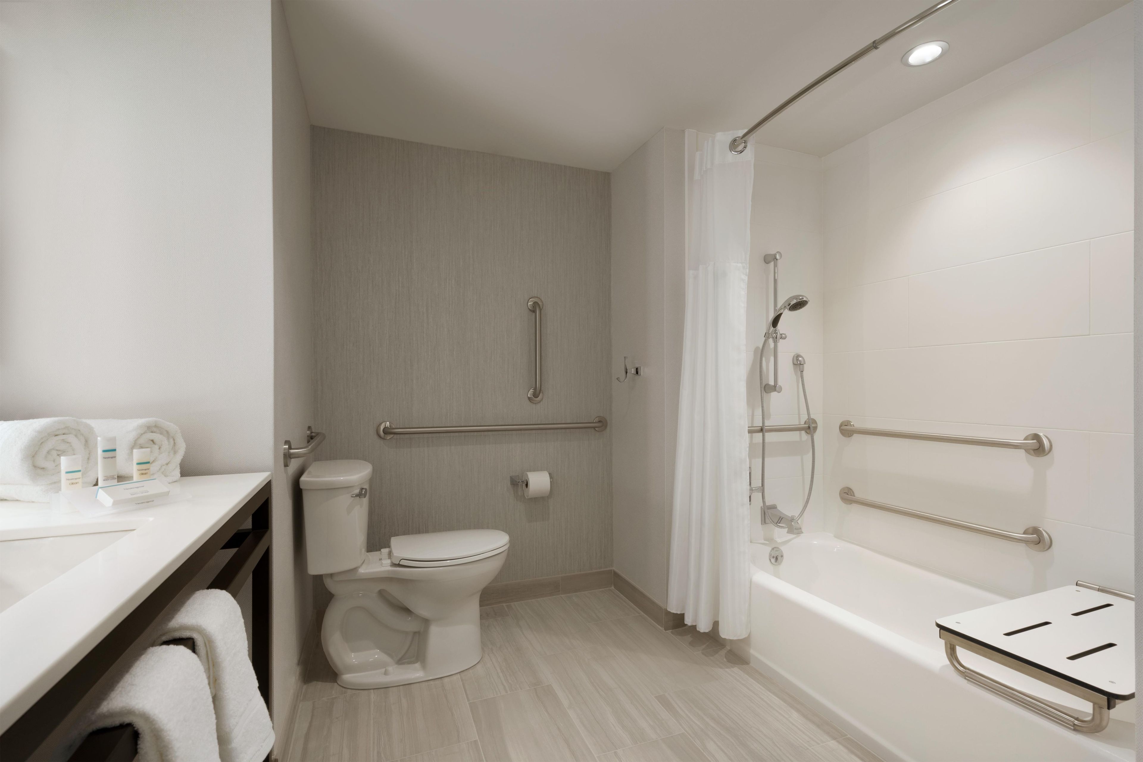 Un baño moderno con inodoro, bidé y bañera.