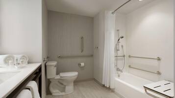 Un baño moderno con inodoro, bidé y bañera.