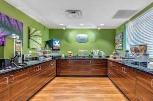 Café da manhã com buffet grátis todos os dias