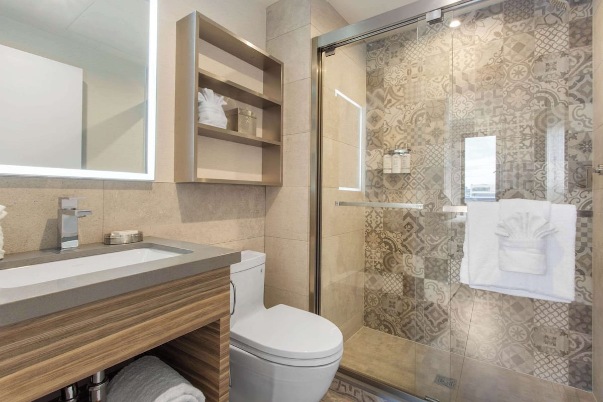 standard room, 1 king bed, non smoking | premium bedding, pillow-top beds, in-room safe, desk